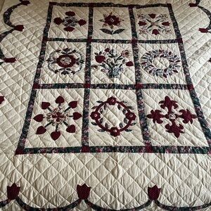 Vintage handmade quilt 64” x 88” Twin